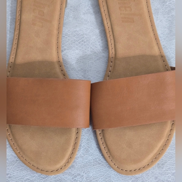 Shein 6.5 Flat Sandals Open Toe Beige Slip On No Wear On Top - Picture 6 of 7